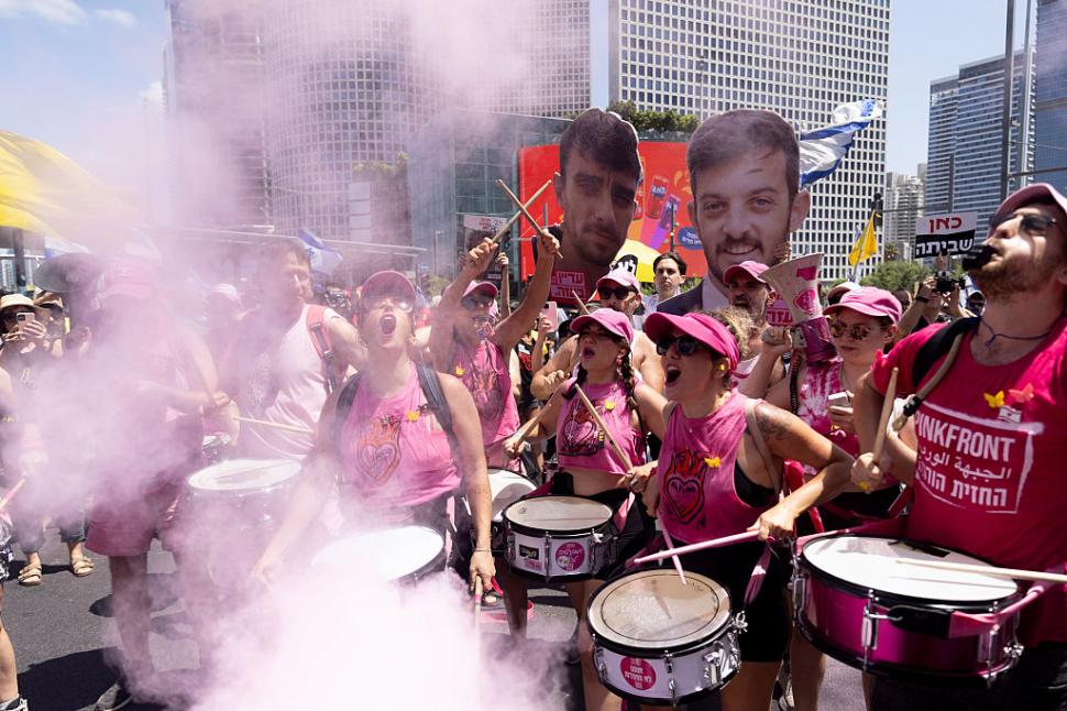 Sute de mii de oameni au ieșit în stradă la Tel Aviv și îi cer lui Netanyahu să negocieze eliberarea ostaticilor deținuți în Gaza 999482