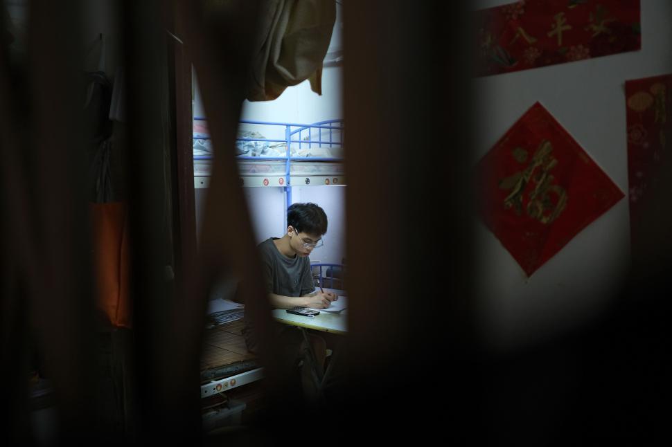 Cum trăiesc săracii într-unul din cele mai bogate orașe ale lumii, în vreme de caniculă: Am impresia că locuiesc pe un grătar încins 999711