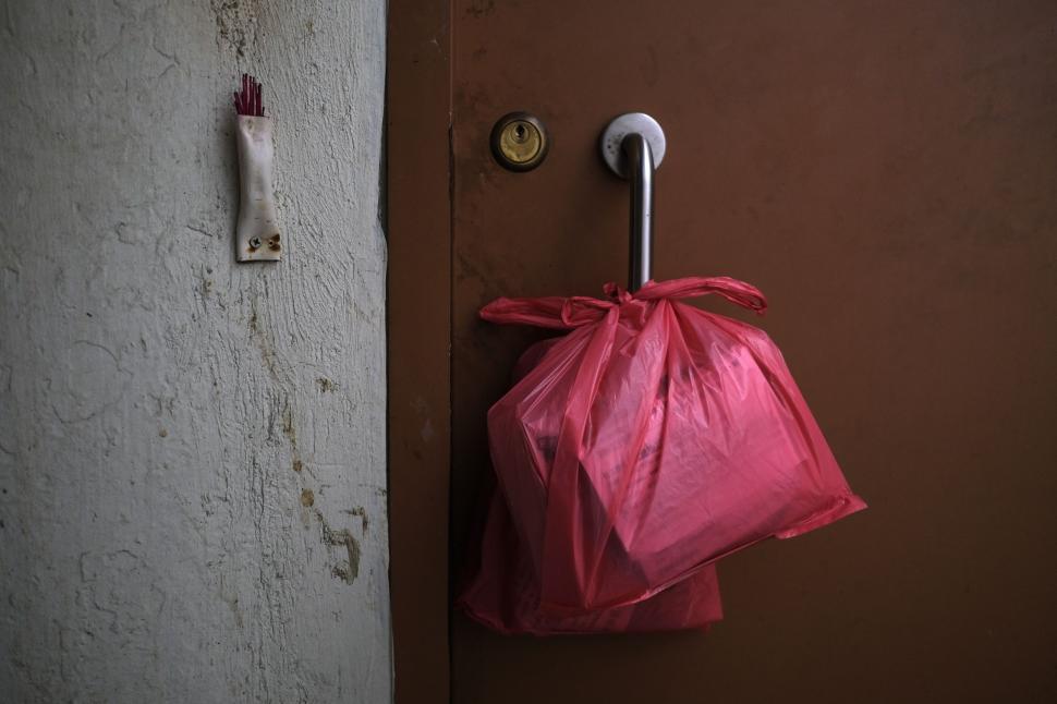 Cum trăiesc săracii într-unul din cele mai bogate orașe ale lumii, în vreme de caniculă: Am impresia că locuiesc pe un grătar încins 999714