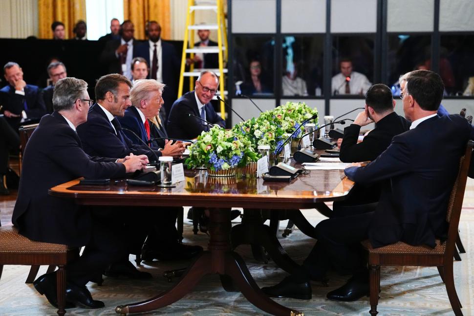 Întâlnirea dintre Trump, Zelenski și liderii UE, în imagini. S-a discutat lângă harta Ucrainei cu teritoriile ocupate de ruși 999824