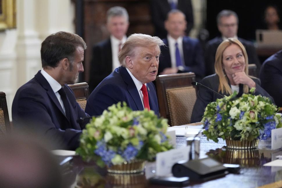 Întâlnirea dintre Trump, Zelenski și liderii UE, în imagini. S-a discutat lângă harta Ucrainei cu teritoriile ocupate de ruși 999826