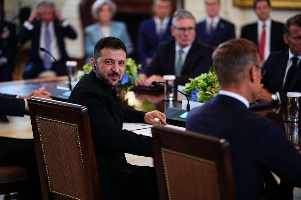 Întâlnirea dintre Trump, Zelenski și liderii UE, în imagini. S-a discutat lângă harta Ucrainei cu teritoriile ocupate de ruși 999832