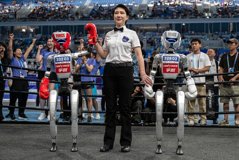 Roboți au alergat, au jucat fotbal, s-au faultat și au „leșinat” la „Olimpiada Roboților” din China 999622