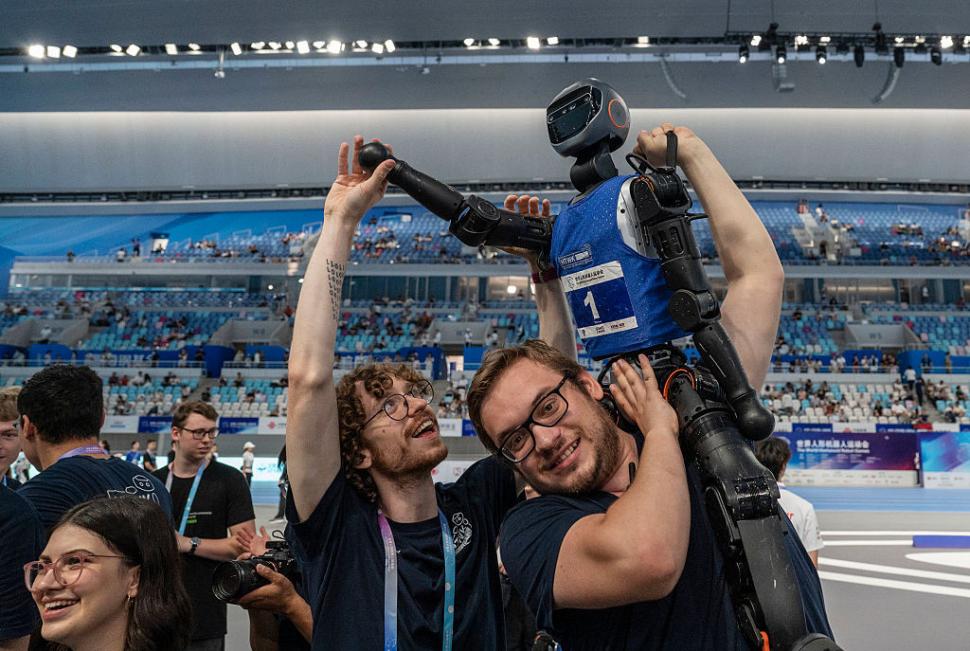 Roboți au alergat, au jucat fotbal, s-au faultat și au „leșinat” la „Olimpiada Roboților” din China 999624