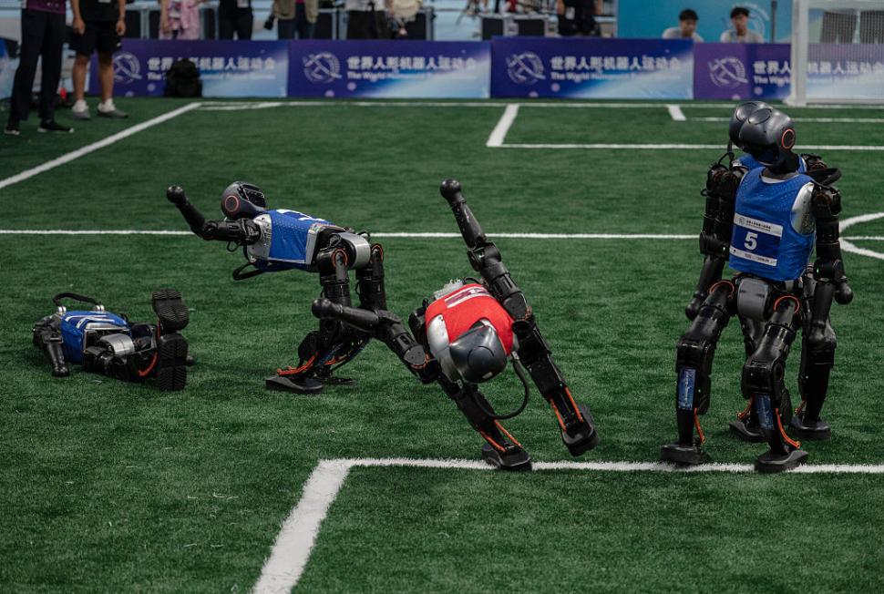Roboți au alergat, au jucat fotbal, s-au faultat și au „leșinat” la „Olimpiada Roboților” din China 999633