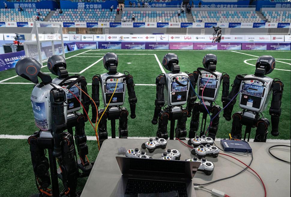 Roboți au alergat, au jucat fotbal, s-au faultat și au „leșinat” la „Olimpiada Roboților” din China 999635