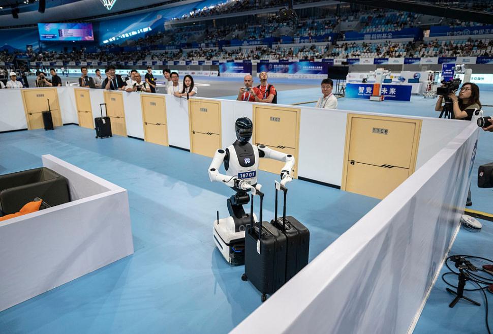 Roboți au alergat, au jucat fotbal, s-au faultat și au „leșinat” la „Olimpiada Roboților” din China 999636