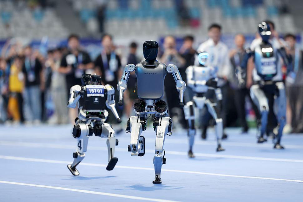Roboți au alergat, au jucat fotbal, s-au faultat și au „leșinat” la „Olimpiada Roboților” din China 999637