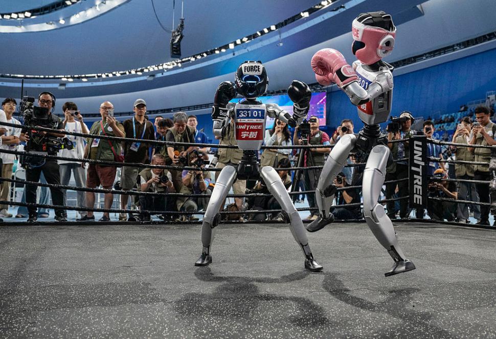 Roboți au alergat, au jucat fotbal, s-au faultat și au „leșinat” la „Olimpiada Roboților” din China 999638