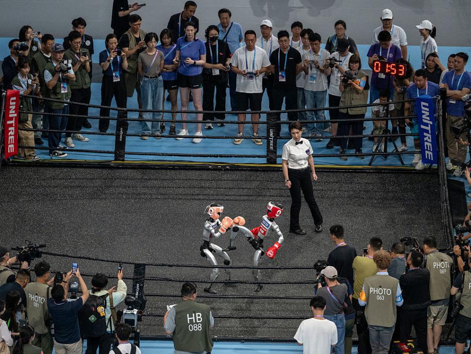 Roboți au alergat, au jucat fotbal, s-au faultat și au „leșinat” la „Olimpiada Roboților” din China 999641