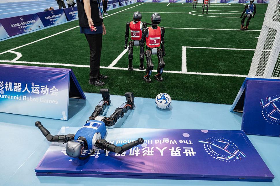 Roboți au alergat, au jucat fotbal, s-au faultat și au „leșinat” la „Olimpiada Roboților” din China 999642