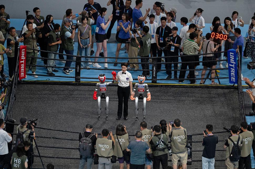 Roboți au alergat, au jucat fotbal, s-au faultat și au „leșinat” la „Olimpiada Roboților” din China 999644