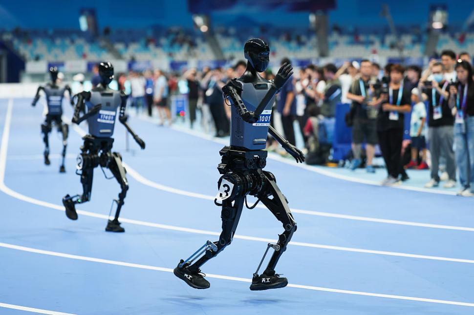 Roboți au alergat, au jucat fotbal, s-au faultat și au „leșinat” la „Olimpiada Roboților” din China 999645