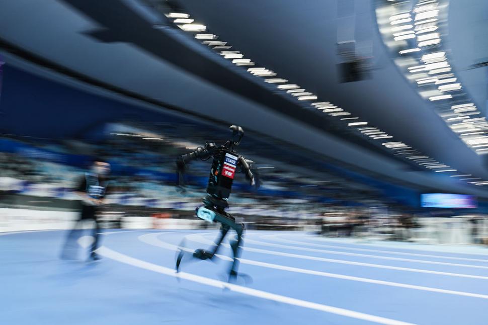 Roboți au alergat, au jucat fotbal, s-au faultat și au „leșinat” la „Olimpiada Roboților” din China 999646