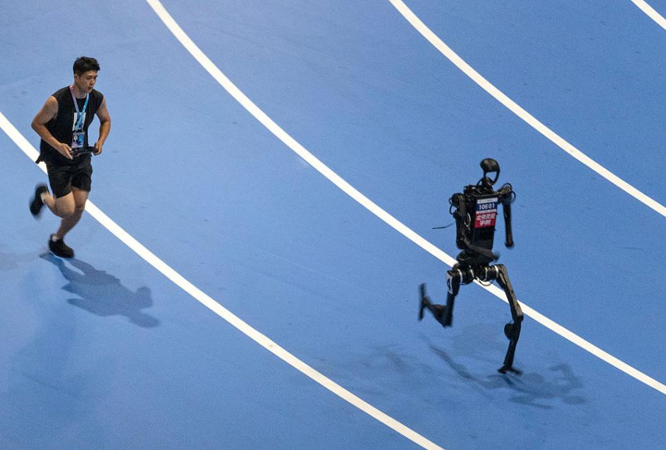 Roboți au alergat, au jucat fotbal, s-au faultat și au „leșinat” la „Olimpiada Roboților” din China 999647