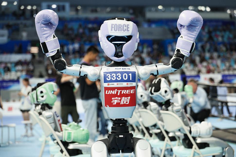 Roboți au alergat, au jucat fotbal, s-au faultat și au „leșinat” la „Olimpiada Roboților” din China 999648
