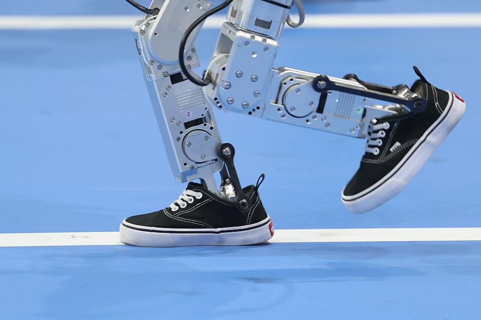 Roboți au alergat, au jucat fotbal, s-au faultat și au „leșinat” la „Olimpiada Roboților” din China 999649