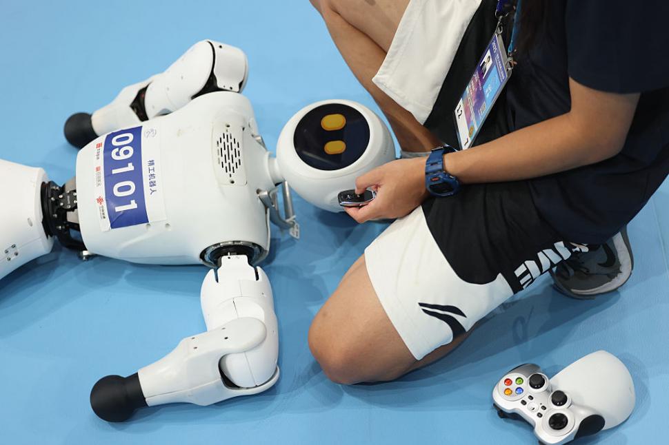 Roboți au alergat, au jucat fotbal, s-au faultat și au „leșinat” la „Olimpiada Roboților” din China 999650