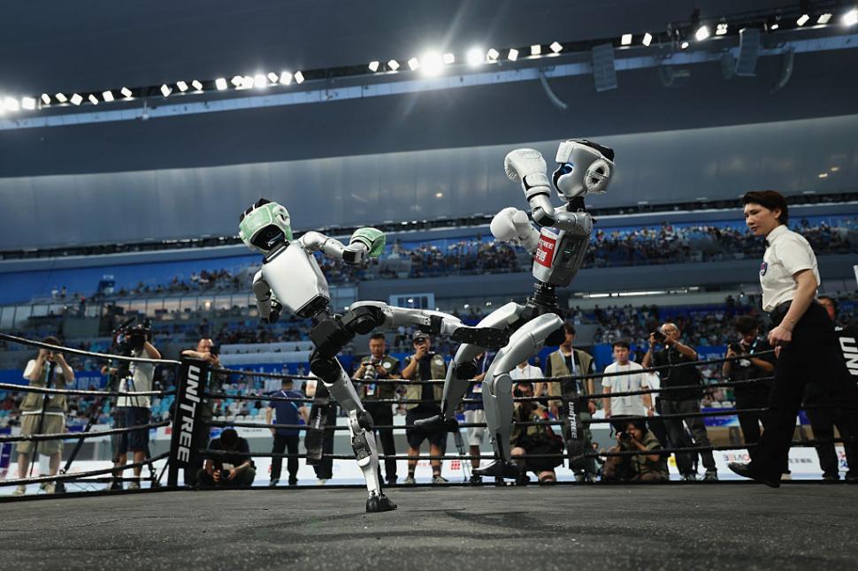 Roboți au alergat, au jucat fotbal, s-au faultat și au „leșinat” la „Olimpiada Roboților” din China 999652