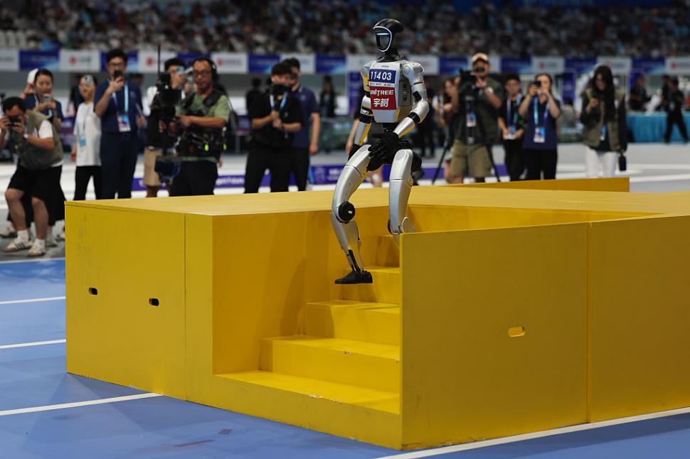 Roboți au alergat, au jucat fotbal, s-au faultat și au „leșinat” la „Olimpiada Roboților” din China 999653