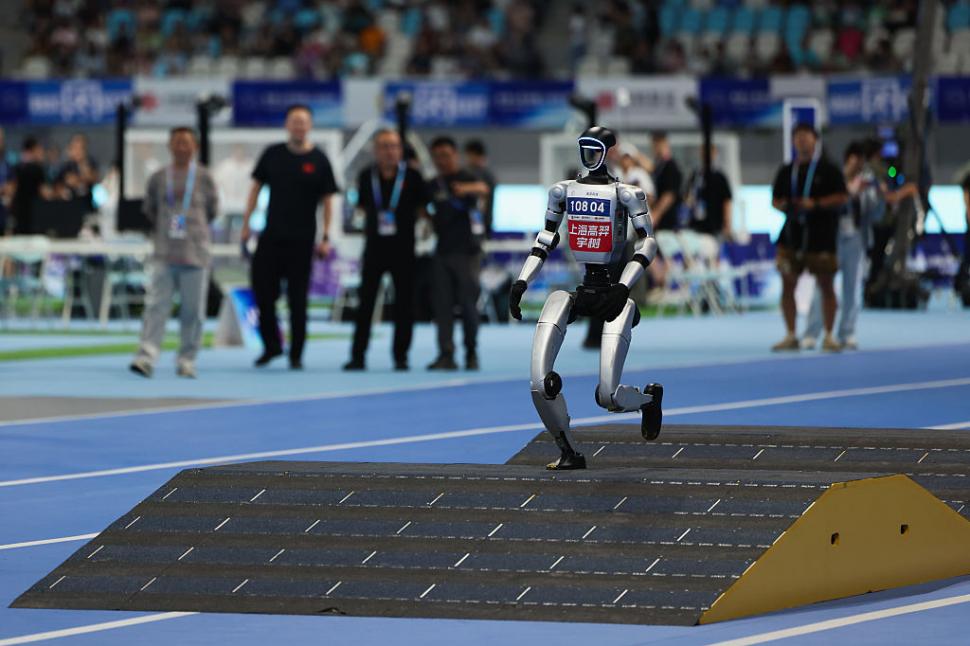 Roboți au alergat, au jucat fotbal, s-au faultat și au „leșinat” la „Olimpiada Roboților” din China 999654