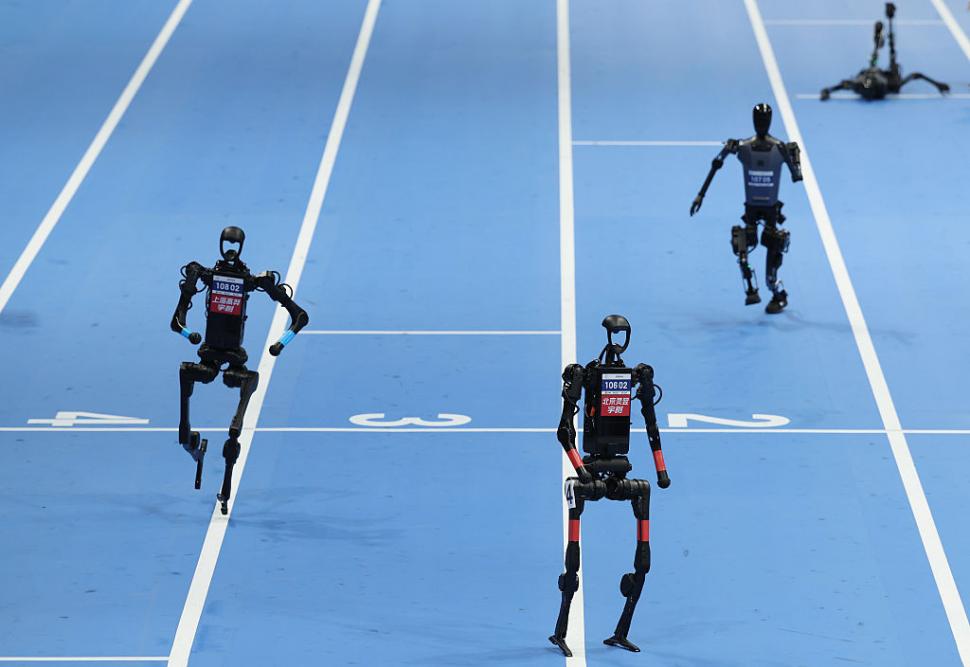 Roboți au alergat, au jucat fotbal, s-au faultat și au „leșinat” la „Olimpiada Roboților” din China 999656