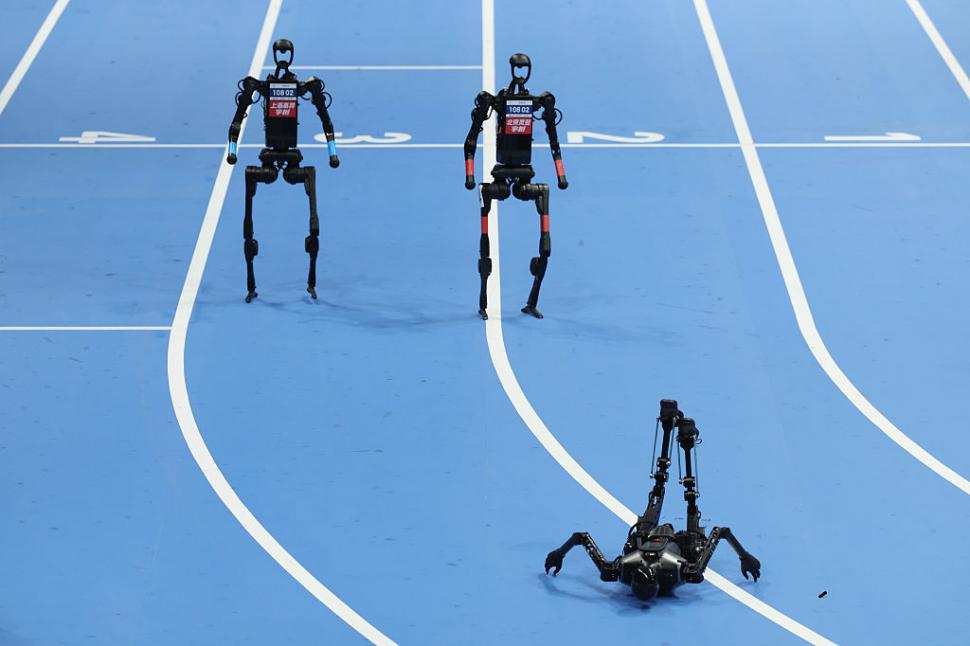 Roboți au alergat, au jucat fotbal, s-au faultat și au „leșinat” la „Olimpiada Roboților” din China 999657