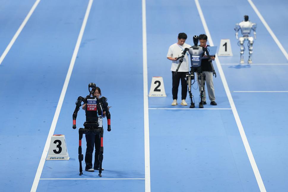 Roboți au alergat, au jucat fotbal, s-au faultat și au „leșinat” la „Olimpiada Roboților” din China 999659