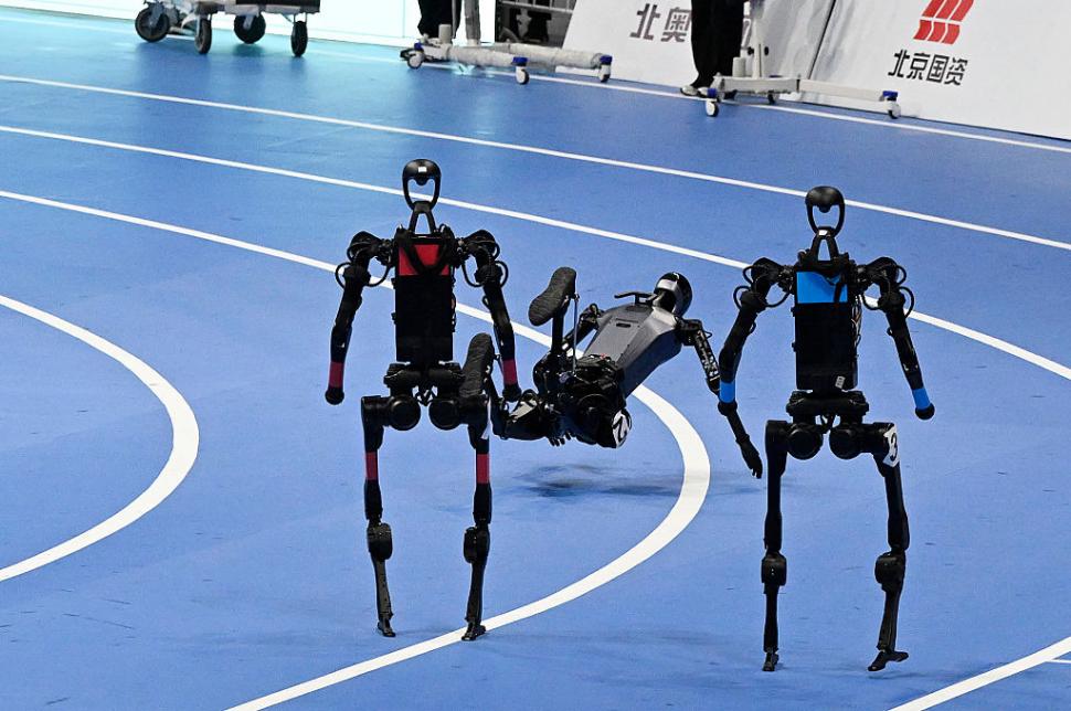 Roboți au alergat, au jucat fotbal, s-au faultat și au „leșinat” la „Olimpiada Roboților” din China 999661