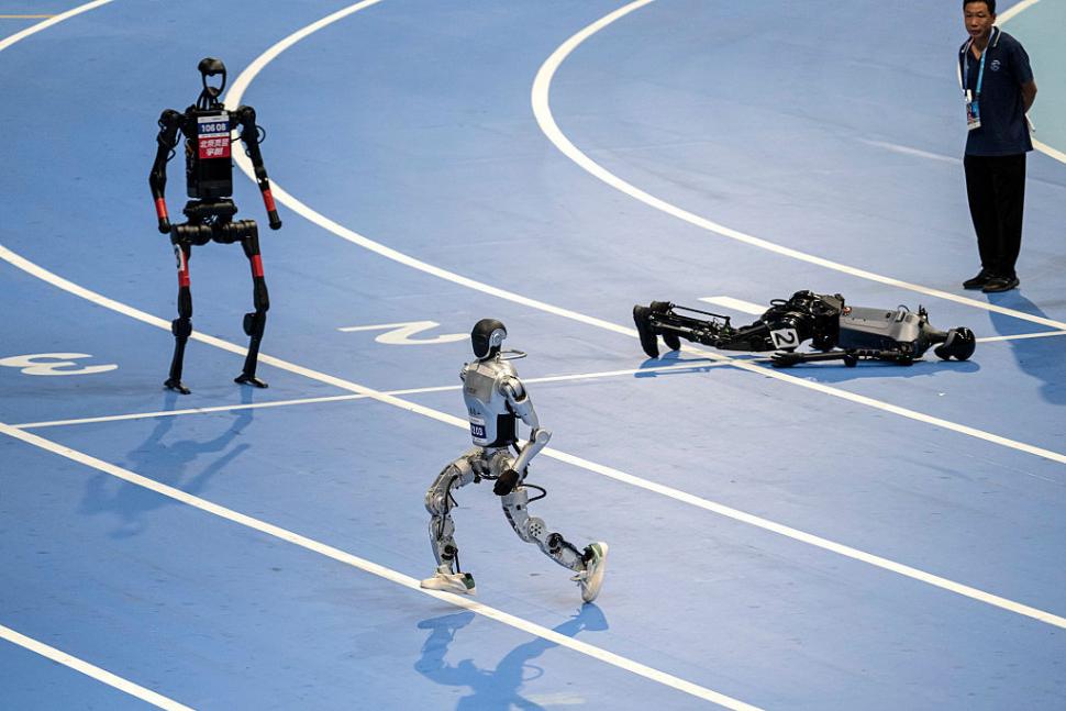 Roboți au alergat, au jucat fotbal, s-au faultat și au „leșinat” la „Olimpiada Roboților” din China 999662