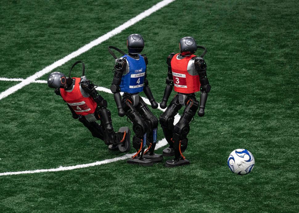 Roboți au alergat, au jucat fotbal, s-au faultat și au „leșinat” la „Olimpiada Roboților” din China 999663