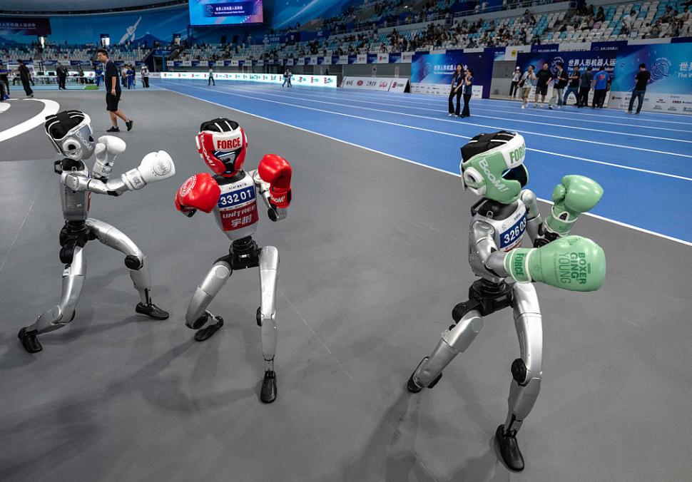 Roboți au alergat, au jucat fotbal, s-au faultat și au „leșinat” la „Olimpiada Roboților” din China 999665