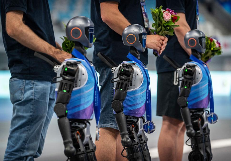 Roboți au alergat, au jucat fotbal, s-au faultat și au „leșinat” la „Olimpiada Roboților” din China 999666