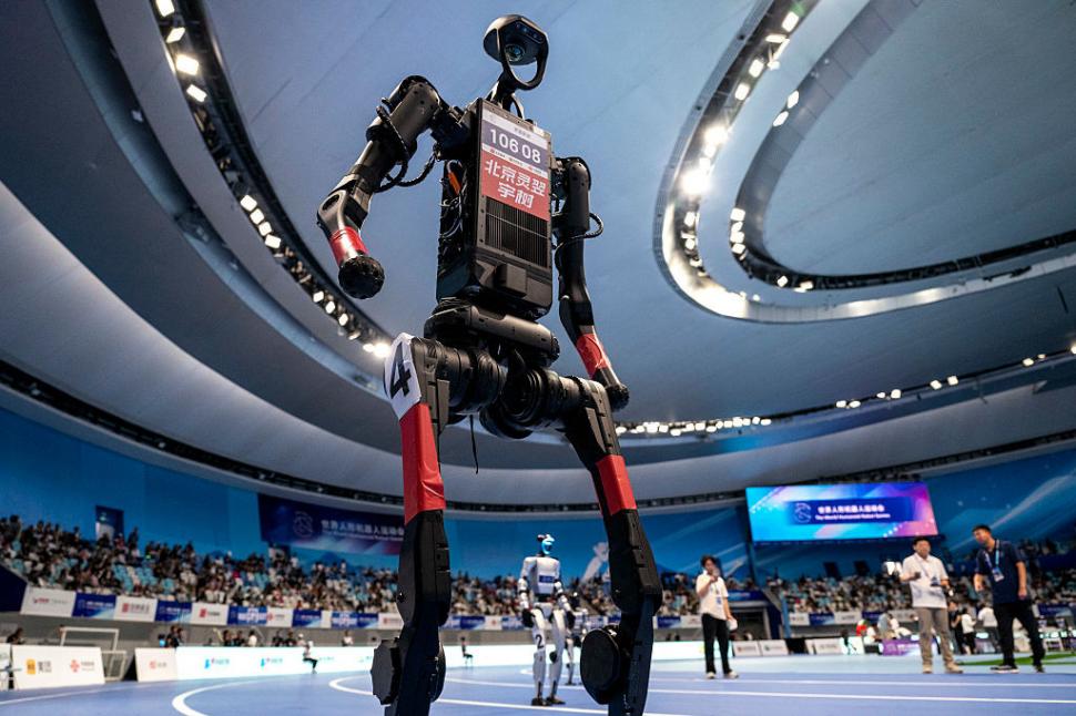 Roboți au alergat, au jucat fotbal, s-au faultat și au „leșinat” la „Olimpiada Roboților” din China 999667