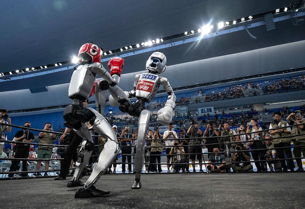 Roboți au alergat, au jucat fotbal, s-au faultat și au „leșinat” la „Olimpiada Roboților” din China 999668