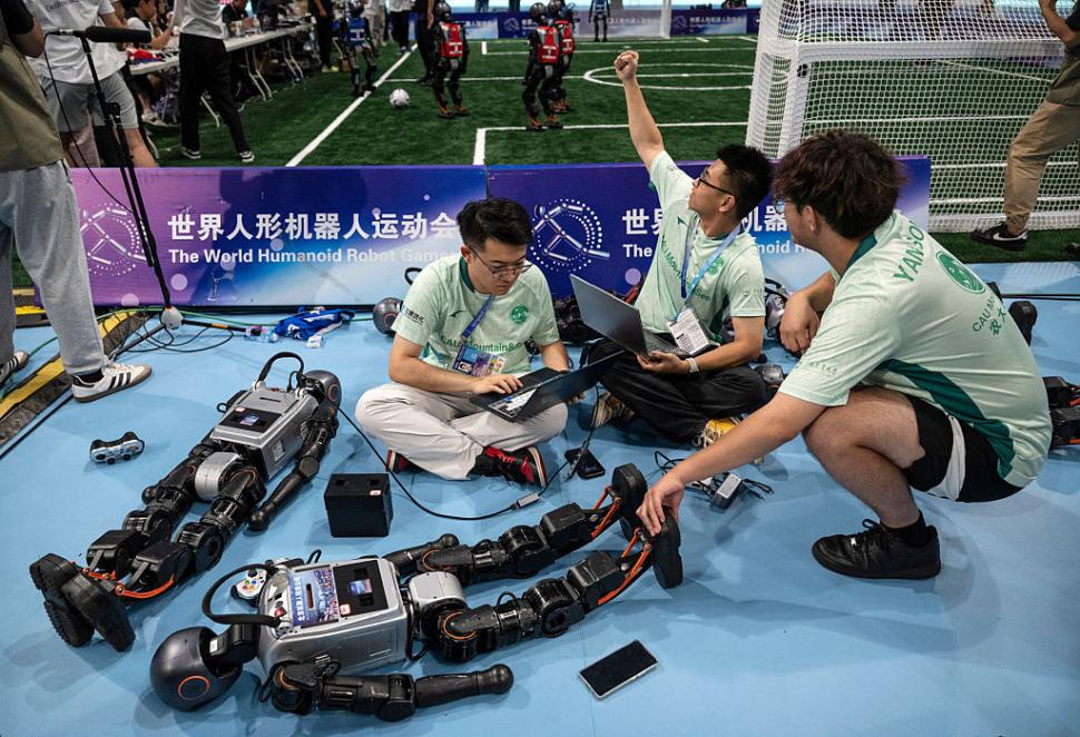 Roboți au alergat, au jucat fotbal, s-au faultat și au „leșinat” la „Olimpiada Roboților” din China 999669