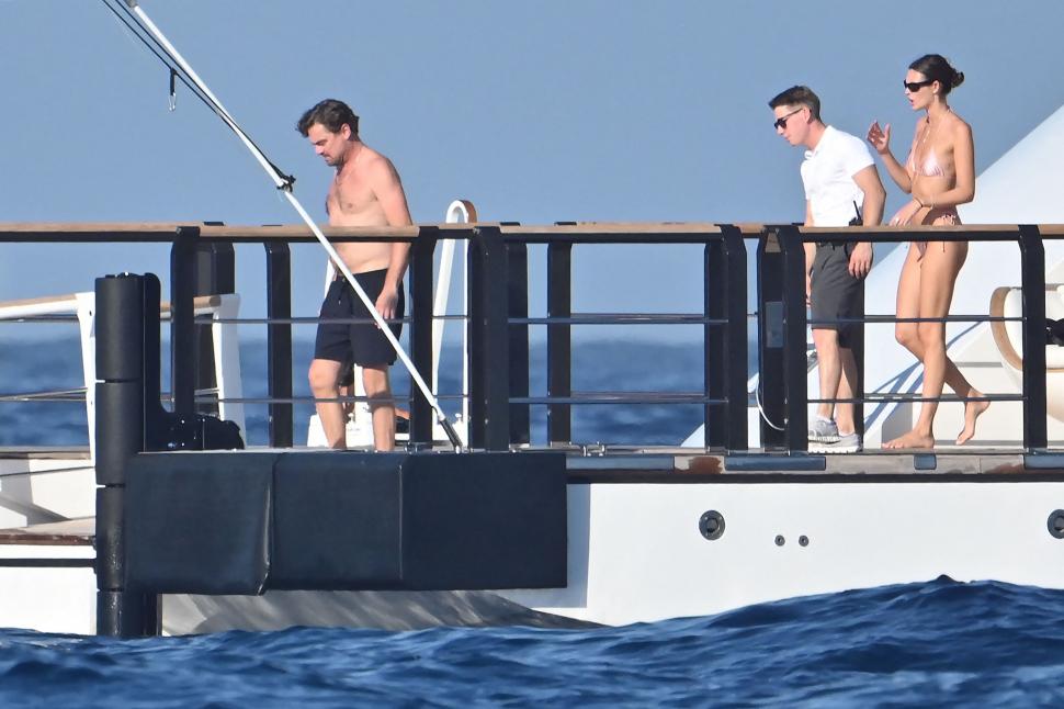 Scene rare cu Leonardo DiCaprio și iubita lui mult mai tânără în costume de baie, în timpul vacanței din Spania 999597