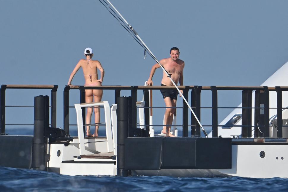 Scene rare cu Leonardo DiCaprio și iubita lui mult mai tânără în costume de baie, în timpul vacanței din Spania 999598