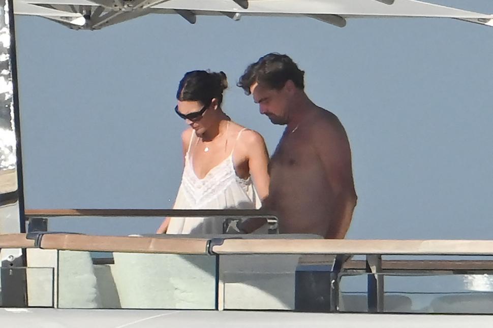 Scene rare cu Leonardo DiCaprio și iubita lui mult mai tânără în costume de baie, în timpul vacanței din Spania 999599