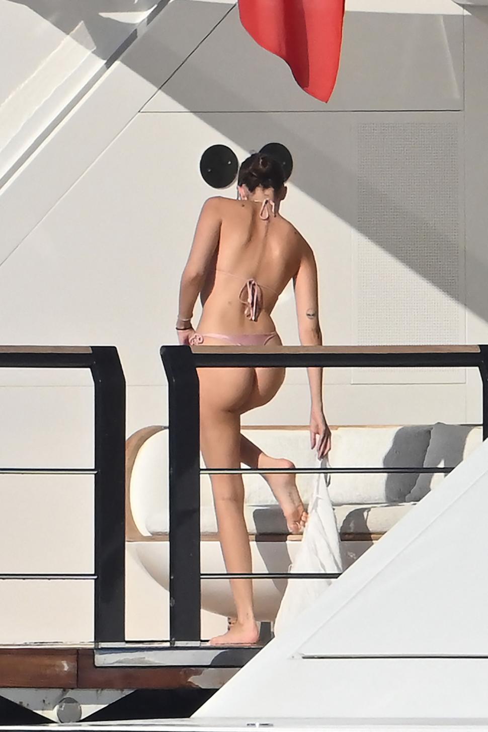 Scene rare cu Leonardo DiCaprio și iubita lui mult mai tânără în costume de baie, în timpul vacanței din Spania 999600