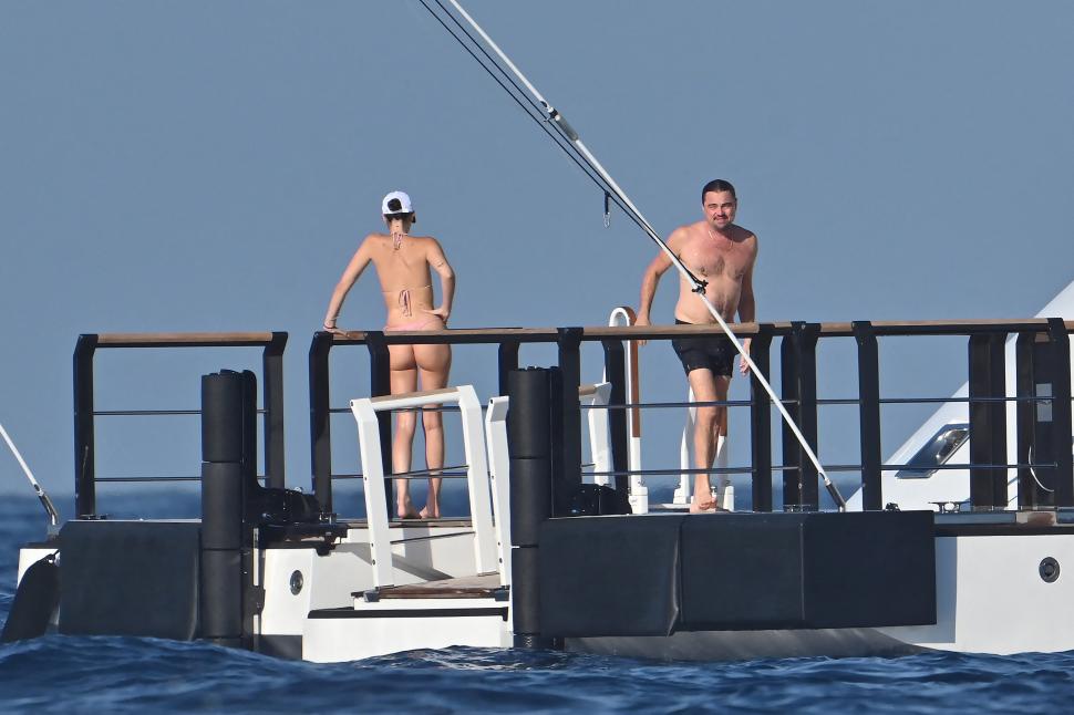 Scene rare cu Leonardo DiCaprio și iubita lui mult mai tânără în costume de baie, în timpul vacanței din Spania 999603