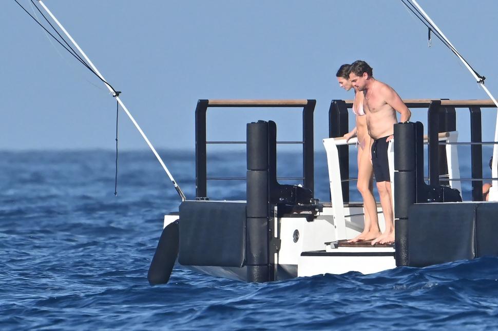 Scene rare cu Leonardo DiCaprio și iubita lui mult mai tânără în costume de baie, în timpul vacanței din Spania 999605