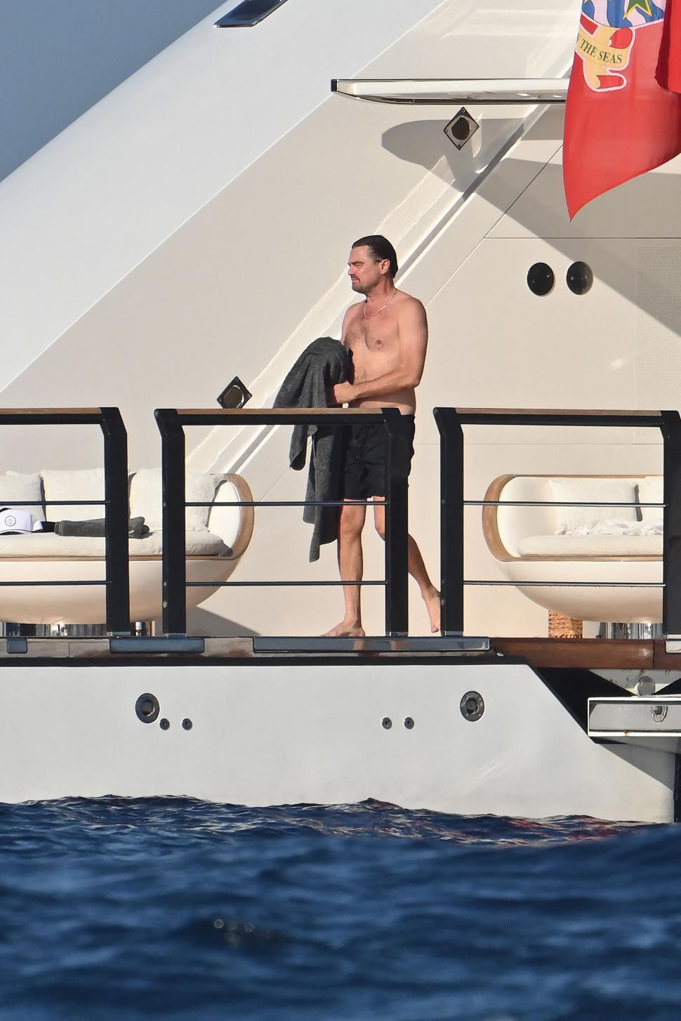 Scene rare cu Leonardo DiCaprio și iubita lui mult mai tânără în costume de baie, în timpul vacanței din Spania 999606