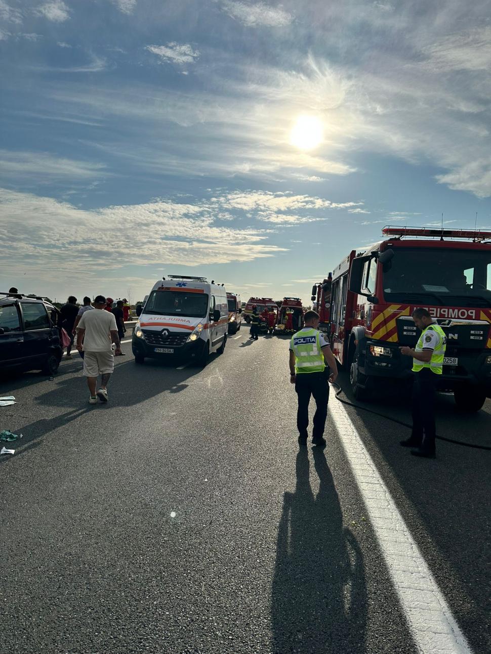 Accident grav pe A3, după ce o maşină s-a izbit de parapetul median. O victimă este inconştientă, alte şase sunt în stare critică 1000092