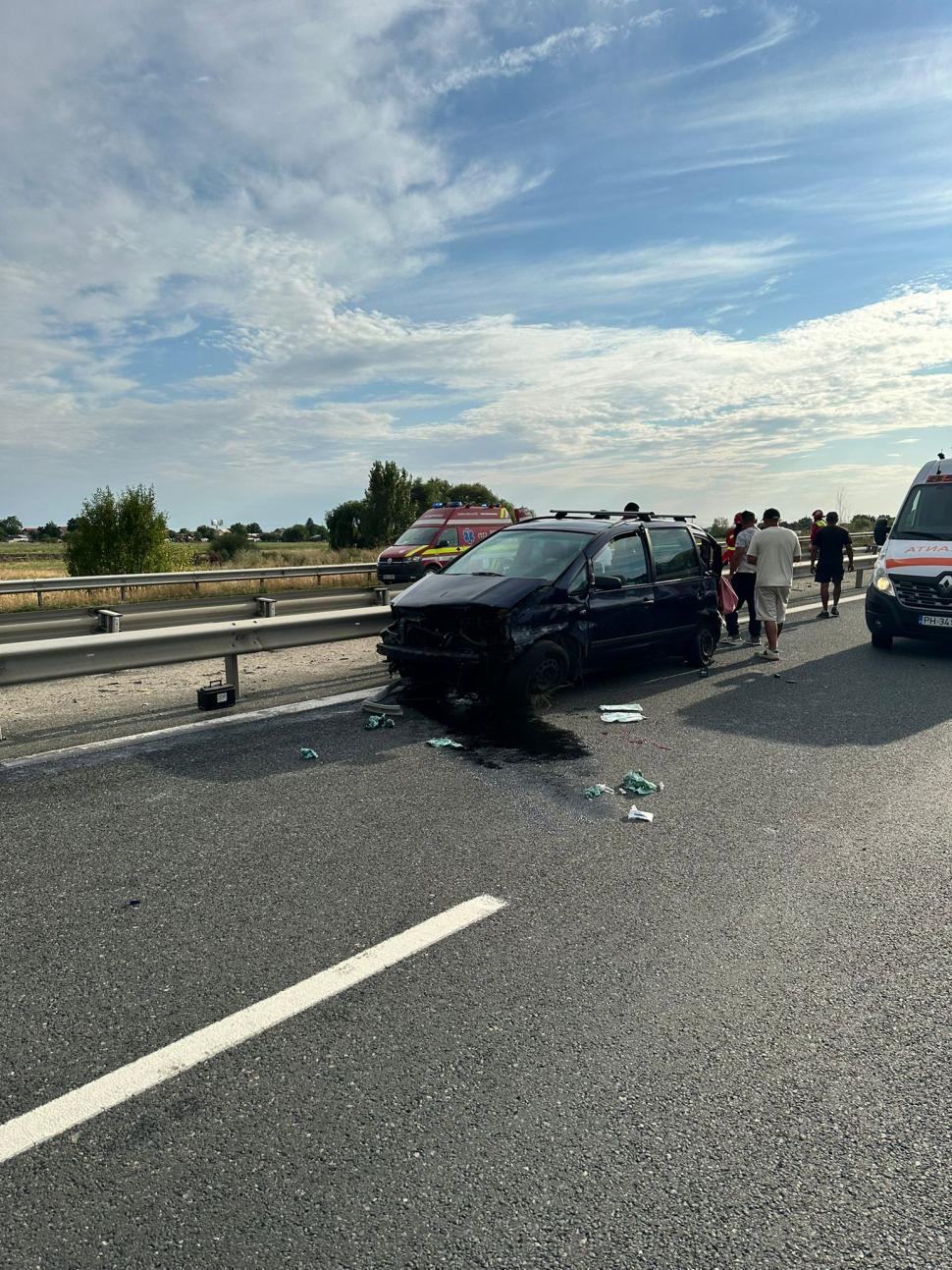 Accident grav pe A3, după ce o maşină s-a izbit de parapetul median. O victimă este inconştientă, alte şase sunt în stare critică 1000093
