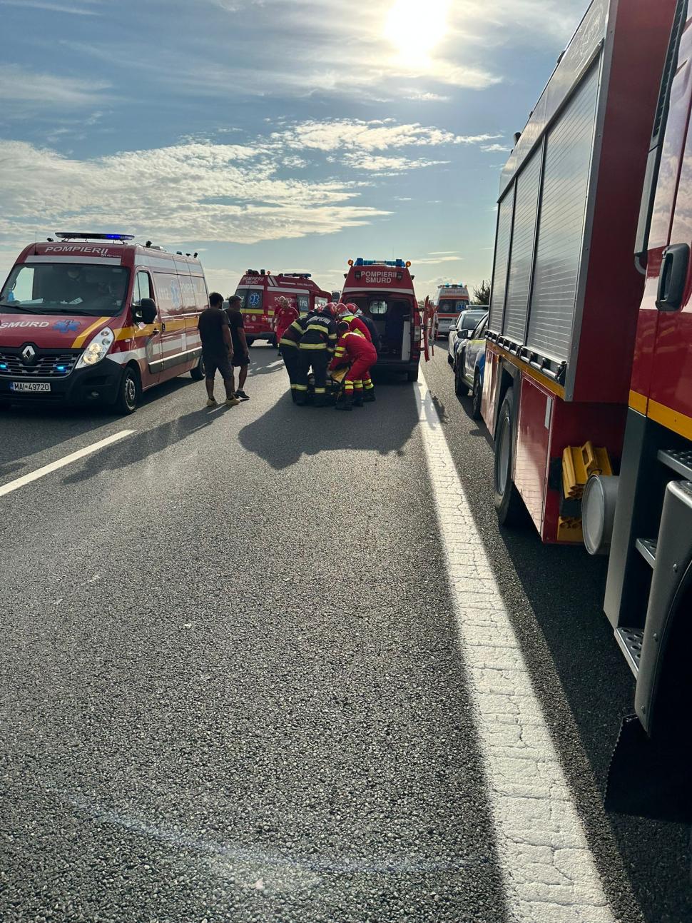 Accident grav pe A3, după ce o maşină s-a izbit de parapetul median. O victimă este inconştientă, alte şase sunt în stare critică 1000094