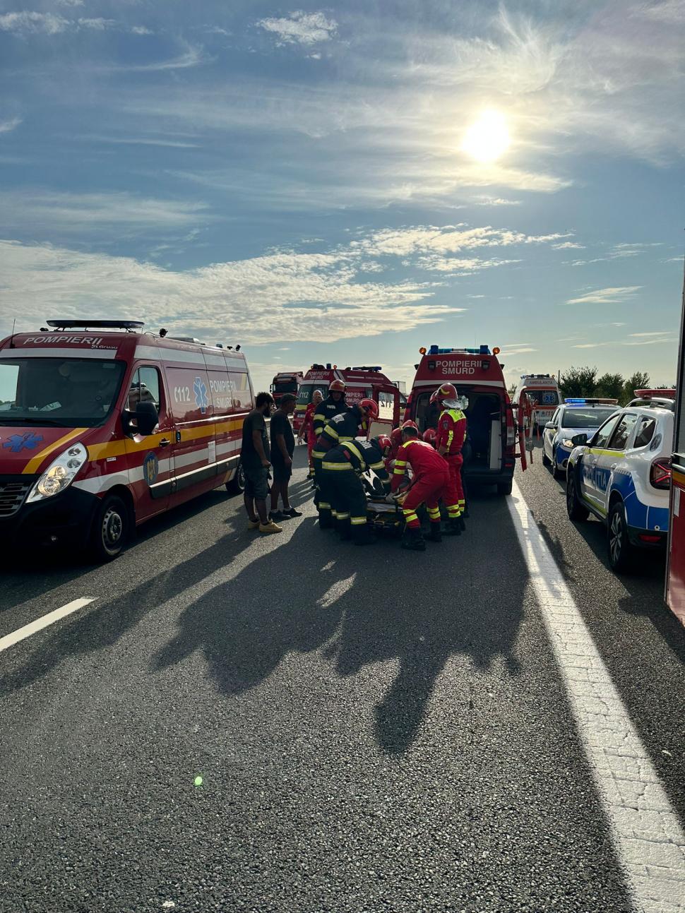 Accident grav pe A3, după ce o maşină s-a izbit de parapetul median. O victimă este inconştientă, alte şase sunt în stare critică 1000095