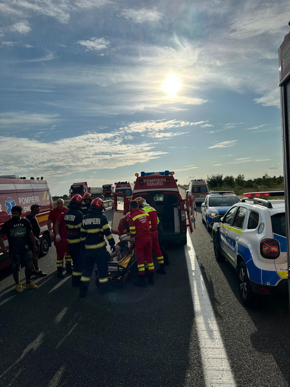 Accident grav pe A3, după ce o maşină s-a izbit de parapetul median. O victimă este inconştientă, alte şase sunt în stare critică 1000096