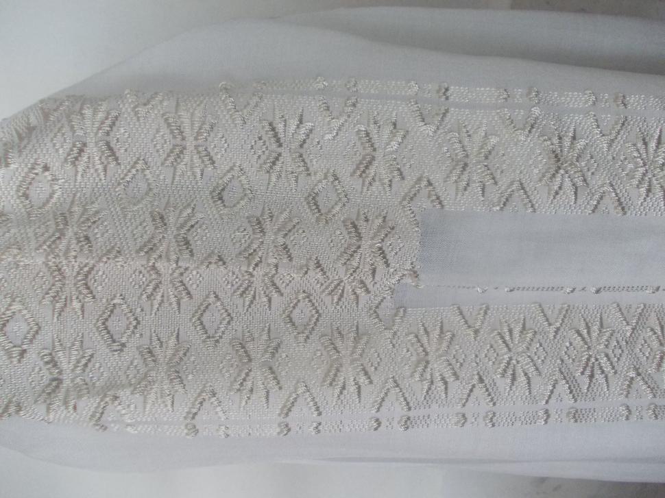 Comuna din România unde o familie crește viermi de mătase, produce borangic și țese haine tradiționale cu el: Afacerea e unică în țară 1000038