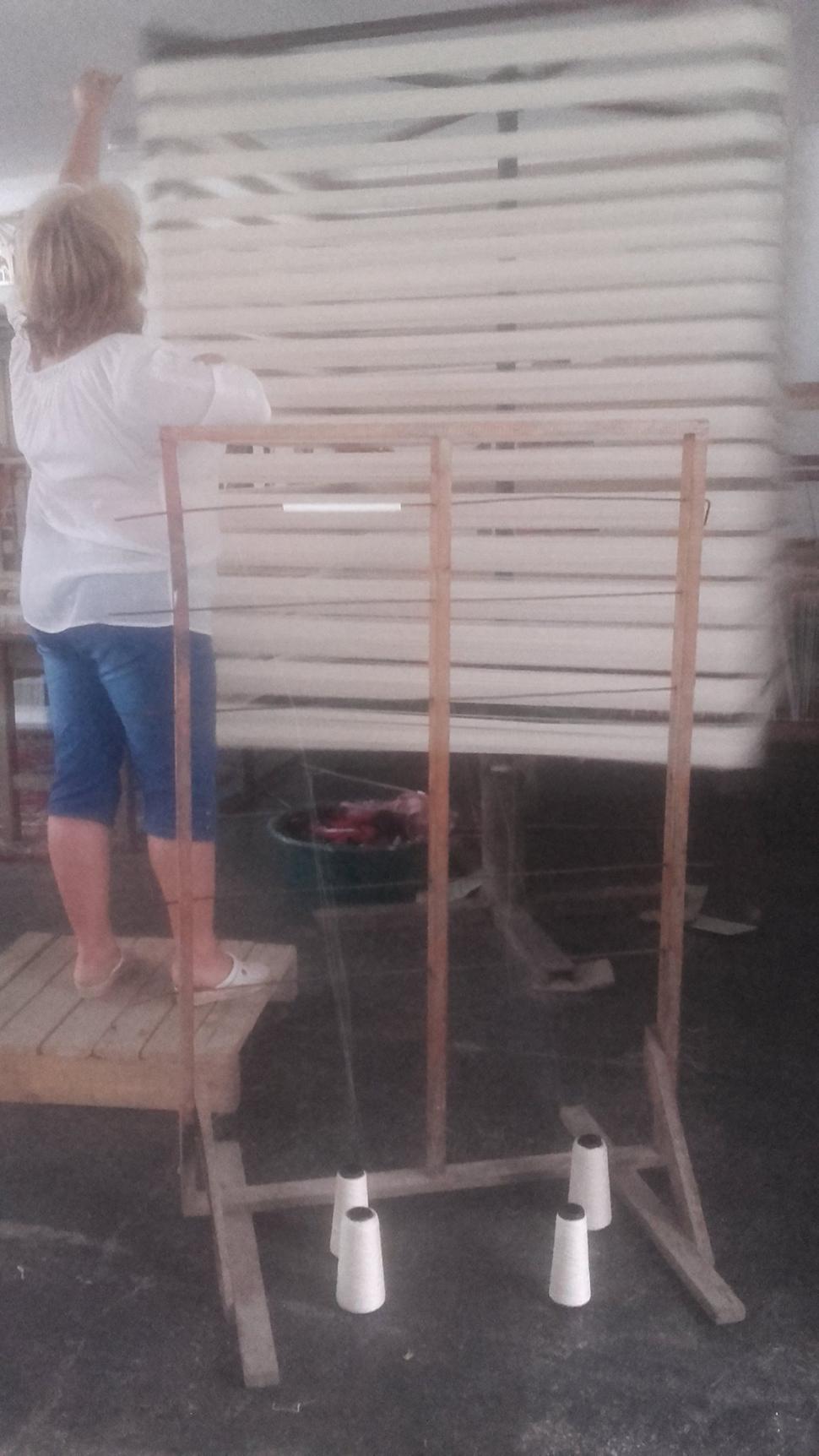 Comuna din România unde o familie crește viermi de mătase, produce borangic și țese haine tradiționale cu el: Afacerea e unică în țară 1000039